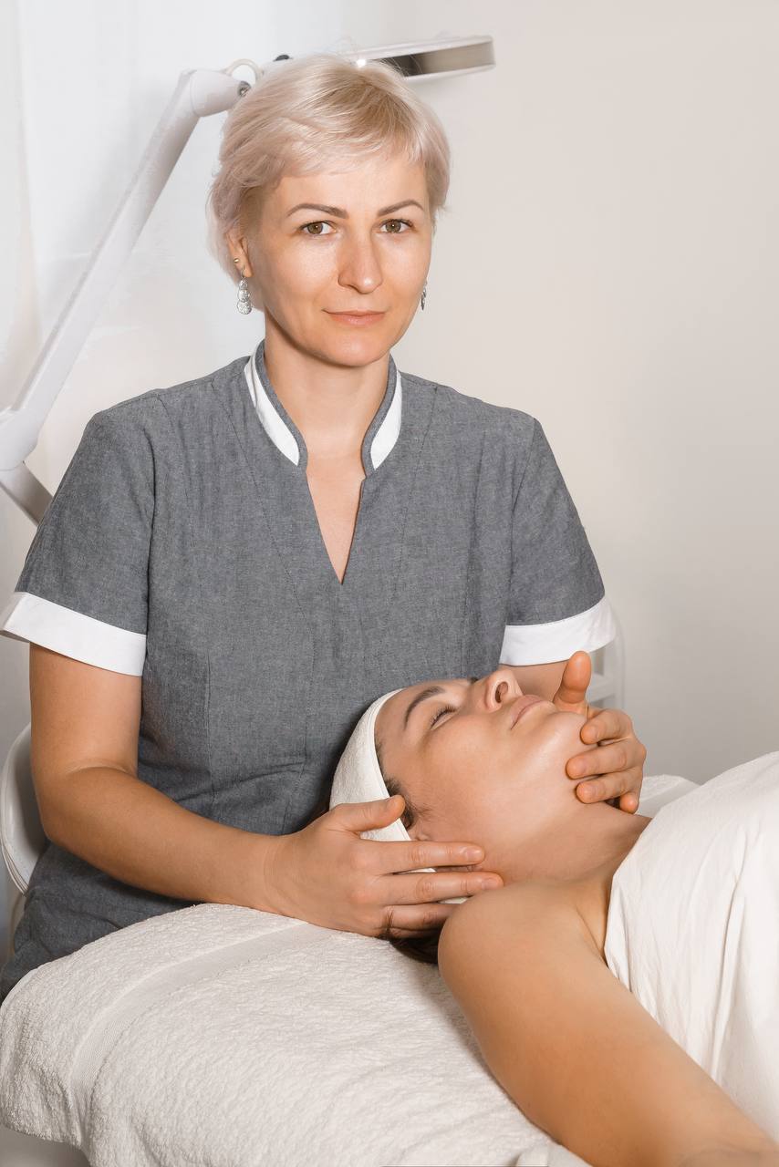 Kateryna DR. durante una dimostrazione del metodo di manual face lifting