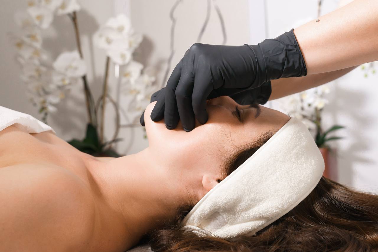 Dettaglio delle mani sul viso della modella